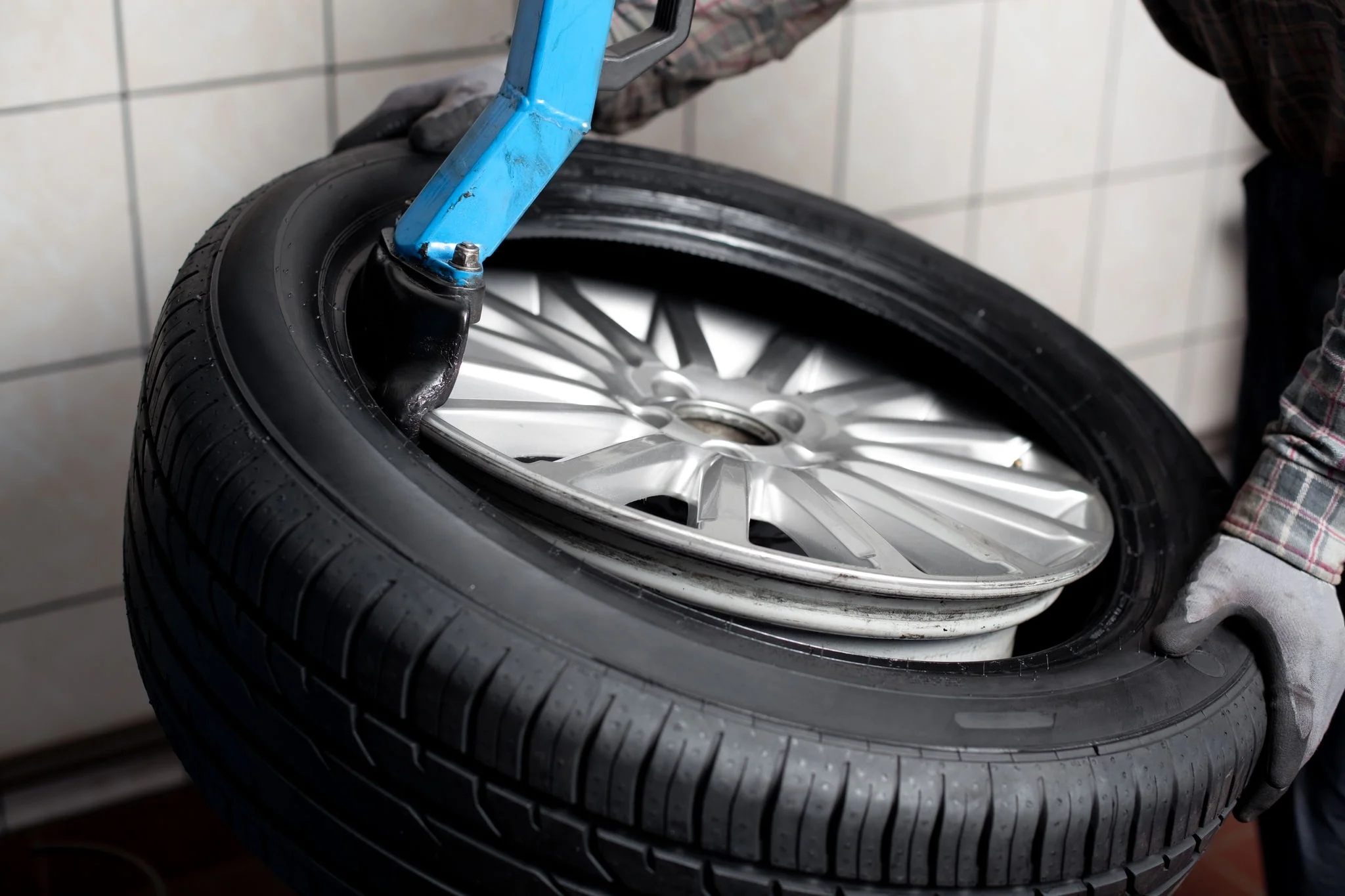 Mobile tyre fitting service for cars